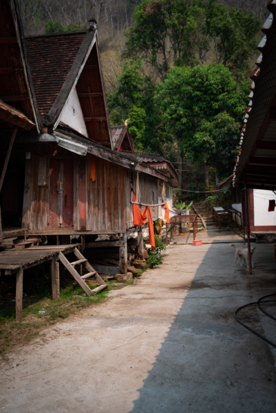 Dernier jour à Luang Prabang, on tente les monastères un peu moins clinquants.
