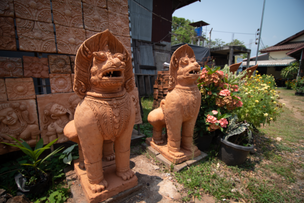 et des lions-paons.