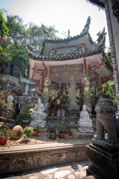 Les temples sont pas forcément plus sobres au Vietnam qu'au Laos en fait.