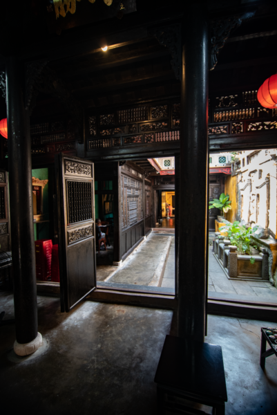 C'est un des rares coins du Viet Nam où certaines vieilles maisons en bois ont survécu.